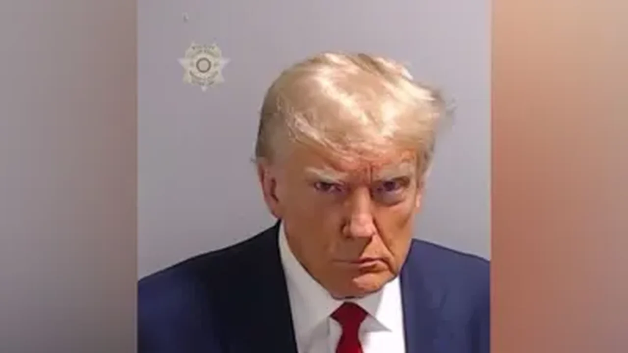 Trump volta ao X  com foto tirada em fichamento judicial em Atlanta
