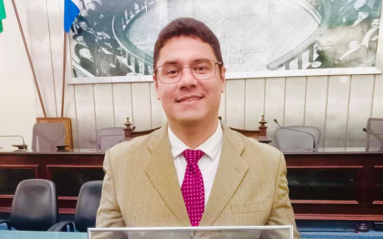 Lucas Ribeiro recebe Comenda Doutor Hélvio Auto por atuação durante a pandemia da COVID-19