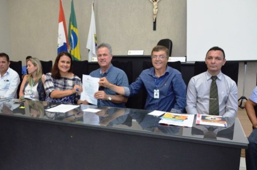 Prefeito assina convênio que beneficia empreendedores e produtores rurais de Coruripe