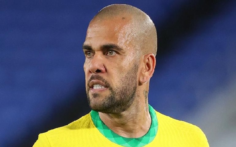 Jornal espanhol cita abatimento de Daniel Alves e problema com duchas na prisão