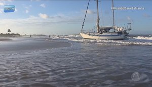 Veleiro encalha em banco de areia na praia dos Artistas