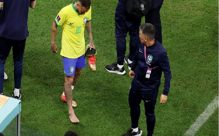 Neymar realiza exames em hospital para avaliar lesão
