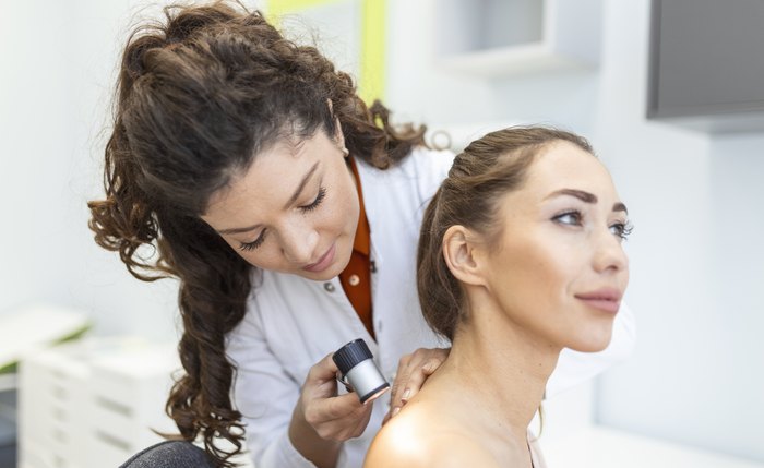 Mancha que não passa, ferida que não cicatriza: quando a pele avisa que o problema é mais sério do que parece