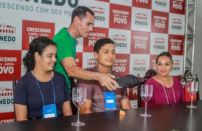 Curso de Excelência no Serviço de Garçom qualifica penedenses de forma gratuita