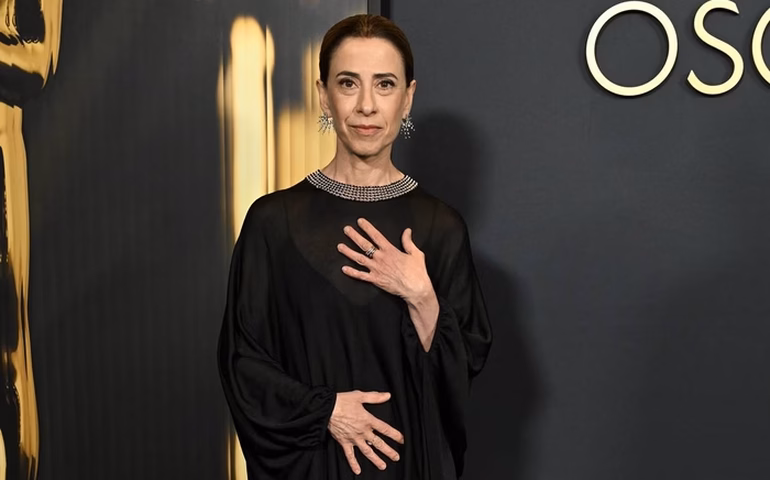 Perfil da academia do Oscar posta foto de Fernanda Torres: 'Ela é mãe'