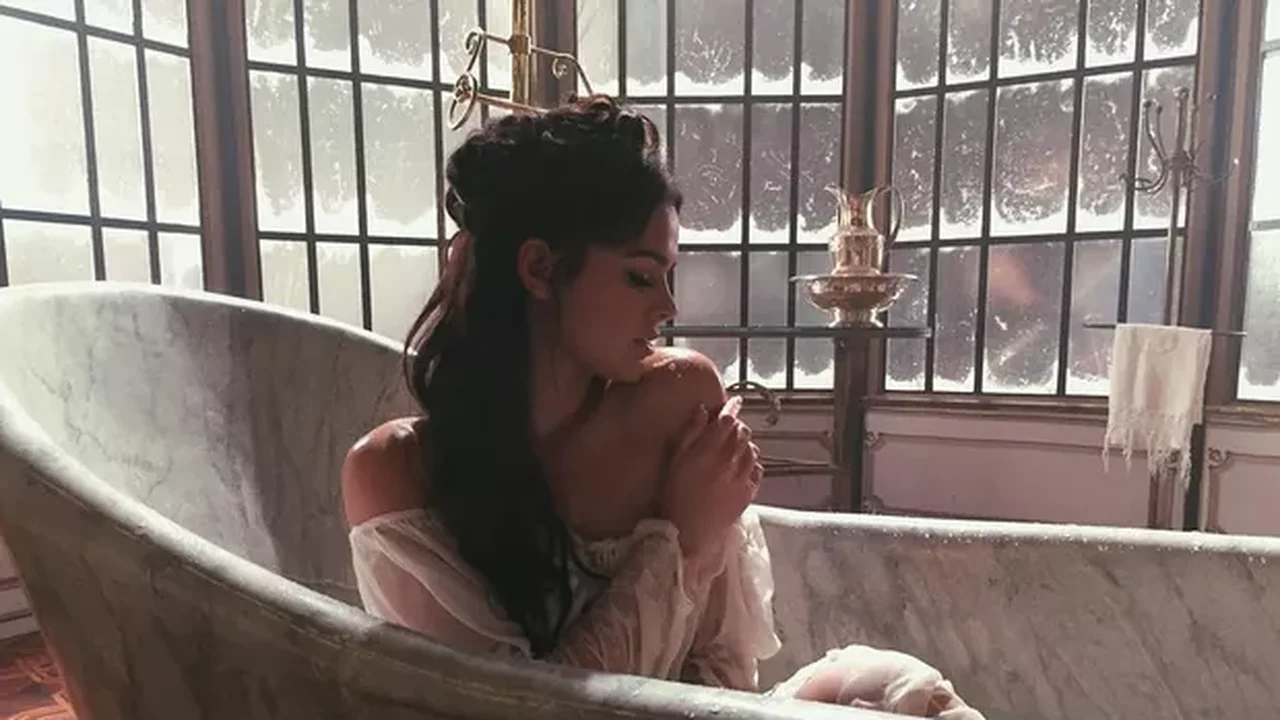 Cenas quentes de Bruna Marquezine fazem sucesso na web