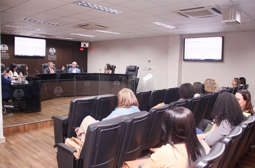 Combate à discriminação de famílias homoafetivas nos processos de adoção é discutido pelo TJAL