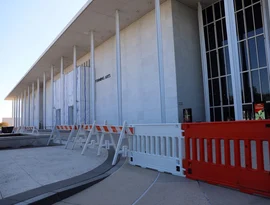 Juiz ordena que o Kennedy Center notifique com 30 dias de antecedência quaisquer alterações físicas significativas.
