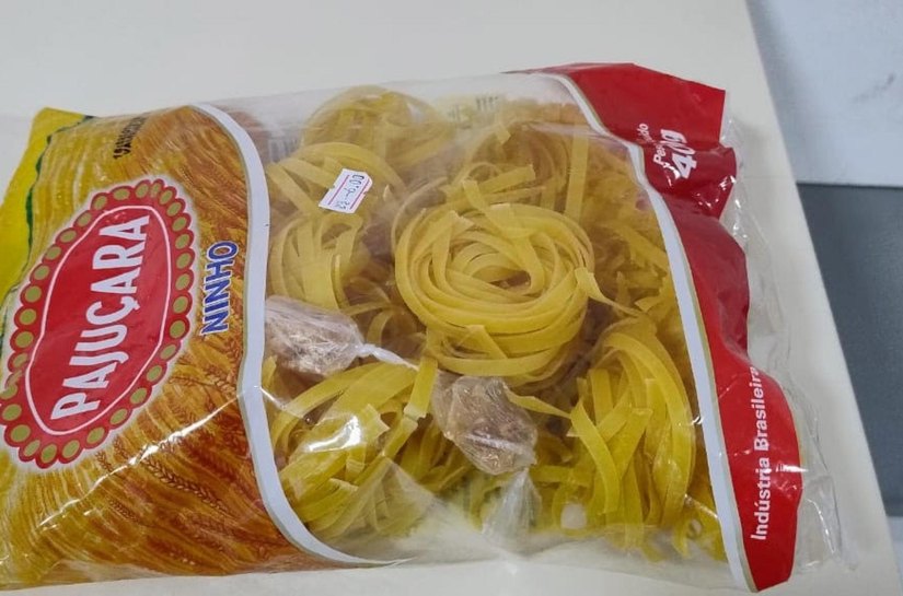 Homem é preso com drogas escondidas dentro de pacotes de macarrão em Maceió