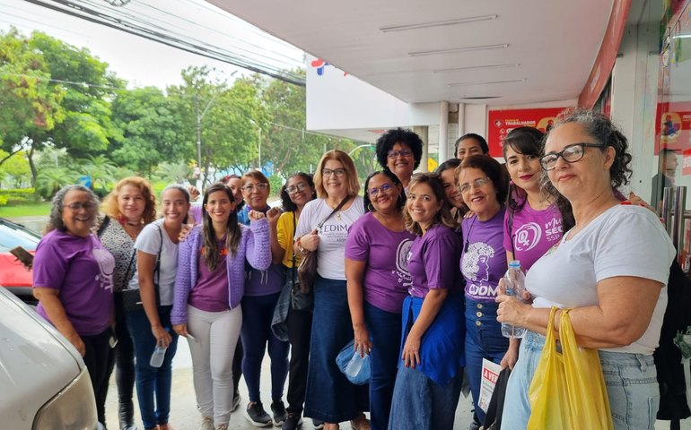 [VÍDEO] Dezenas de pessoas participam de ato contra o feminicídio em São José da Tapera
