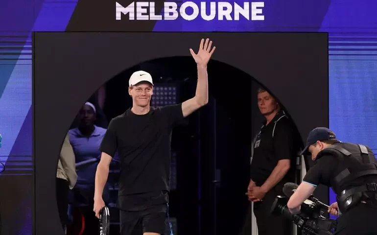 Tenista amador derrota Sinner e é campeão em exibição na Austrália