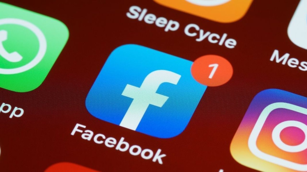 A desfarçatez política nas redes sociais
