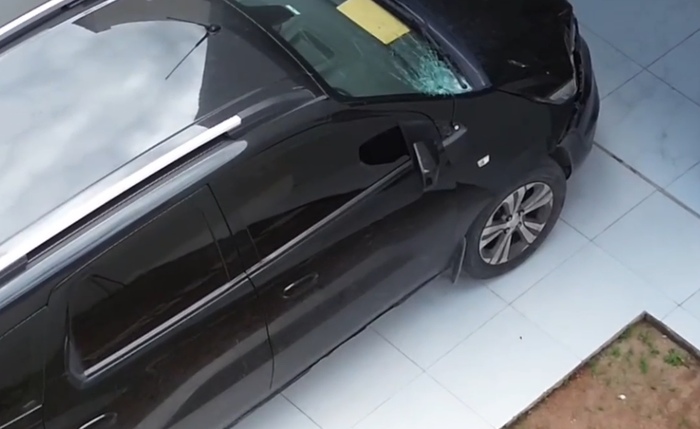 Carro do suspeito foi encontrado com retrovisor arrancado e para-choque danificado Carro do suspeito foi encontrado com retrovisor arrancado e para-choque danificado