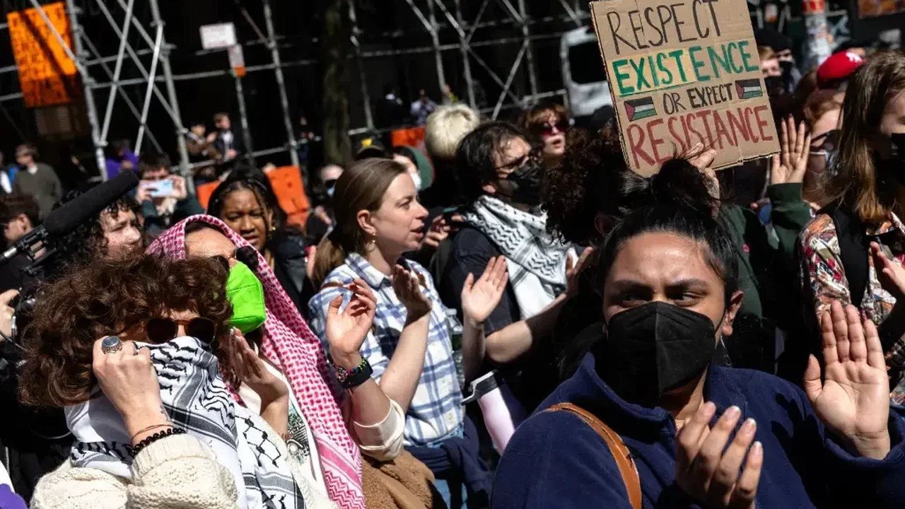 Columbia oferecerá aulas remotas até o fim do período após protestos contra guerra em Gaza varrerem universidades dos EUA 