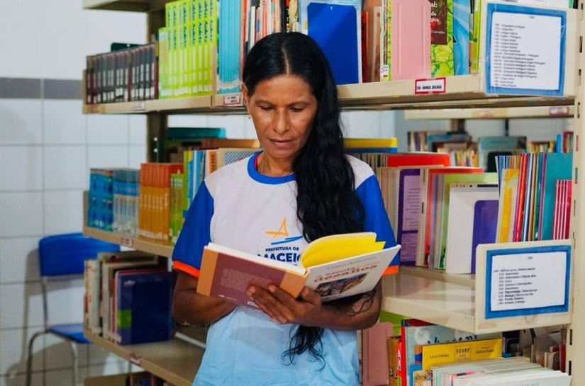 'Sem última página': estudante da Ejai Maceió realiza sonho de se tornar escritora e publica primeiro livro