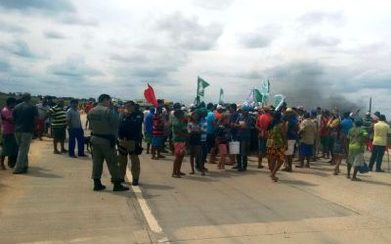Após negociação com o Gerenciamento de Crises da PM, manifestantes liberam trecho da BR-101