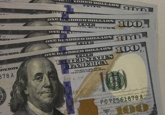 Ibovespa fecha acima dos 137 mil pontos, novo recorde; dólar sobe quase 1%, cotado a R$ 5,55