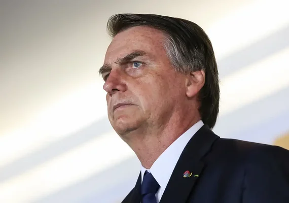 Bolsonaro é atacado por abelhas e precisa interromper comício no RN