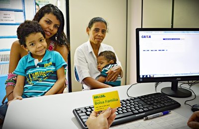 Beneficiários do Bolsa Família não precisam atualizar cadastro para receber Auxílio Brasil