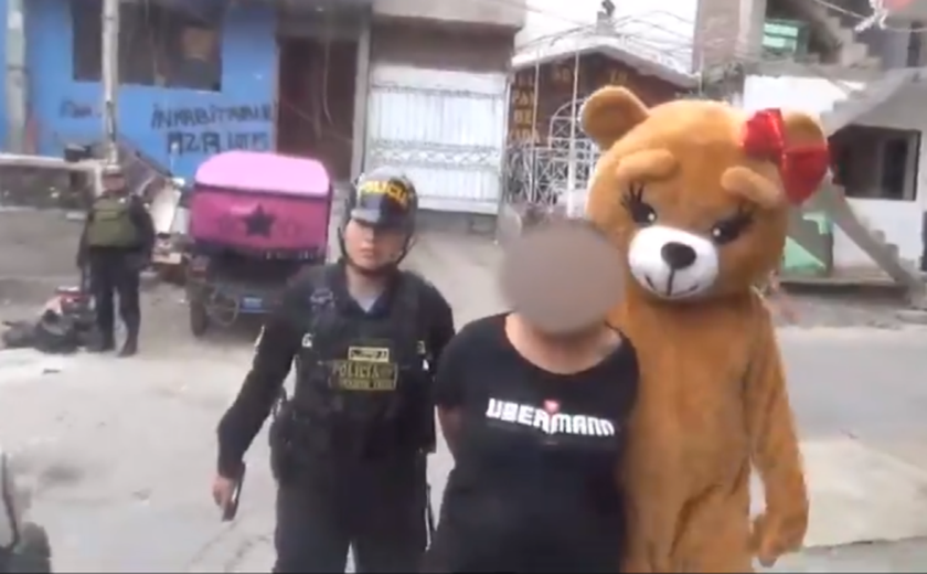 No Dia dos Namorados no Peru, policiais vestidos de urso capturam traficantes de drogas