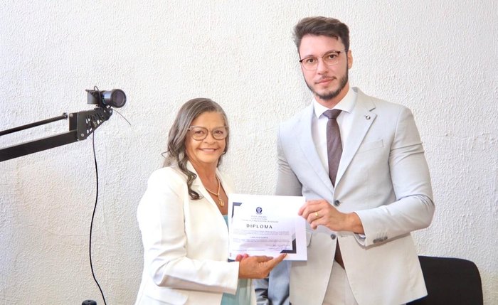 Tia Júlia recebe diploma das mãos do representante do juiz eleitoral da 10ª Zona, Everton Carminate