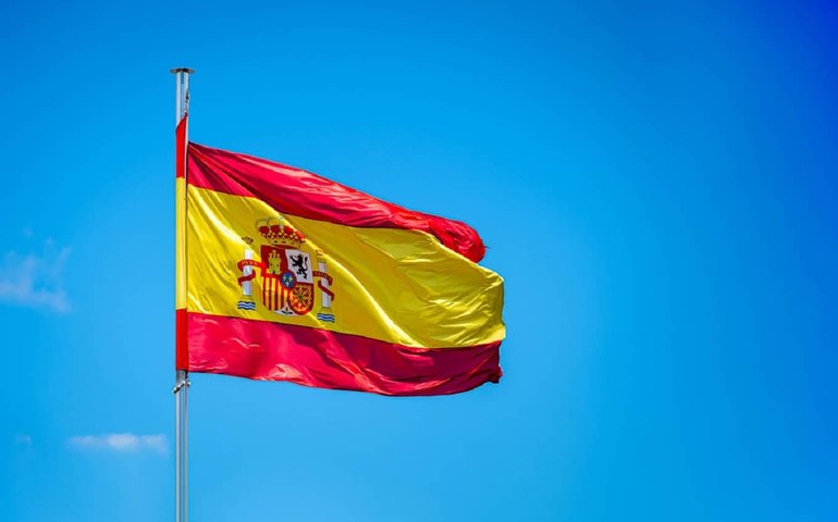Na Espanha, polícia flagra traficantes pulando de navio e jogando 100kg de cocaína no mar