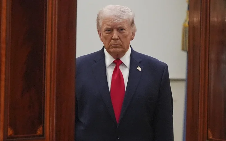 Trump afirma que navios e aeronaves dos EUA seguirão posicionados perto do Irã