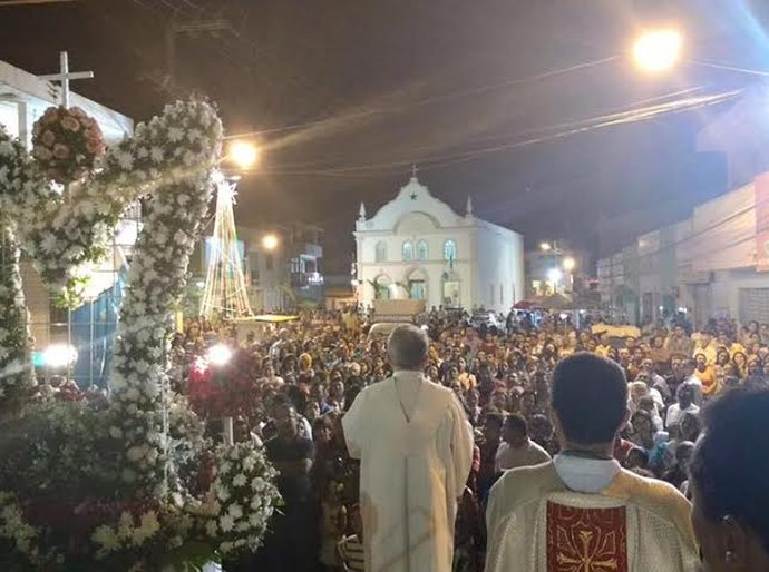 Procissão em homenagem à padroeira reúne milhares de fiéis em Lagoa da Canoa