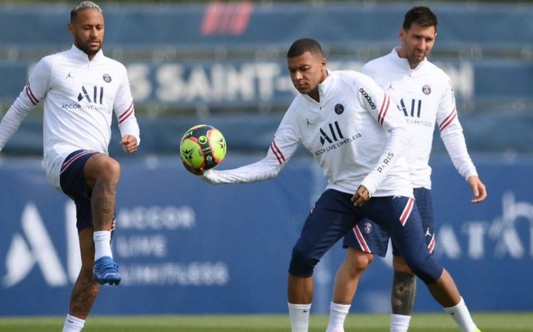 PSG treina com Neymar e Mbappé no ataque, Messi como meia e três zagueiros