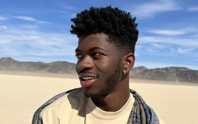Lil Nas X assume ter saído com famosos de aplicativo