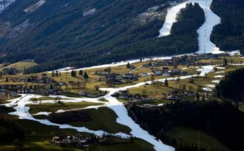 Resort de esqui na Austrália fecha pistas por falta de neve após recorde de calor no inverno