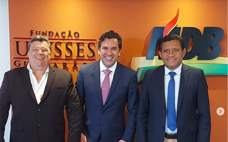 Em Brasília, prefeito coloca ex-deputado 'debaixo do braço' como provável nome para 2024  