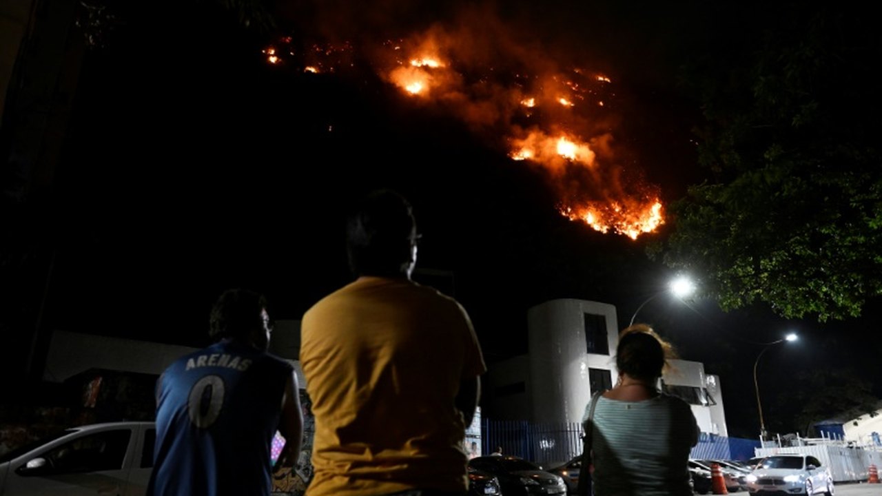 Incêndio atinge mata em Copacabana; chamas podem ter começado com fogos