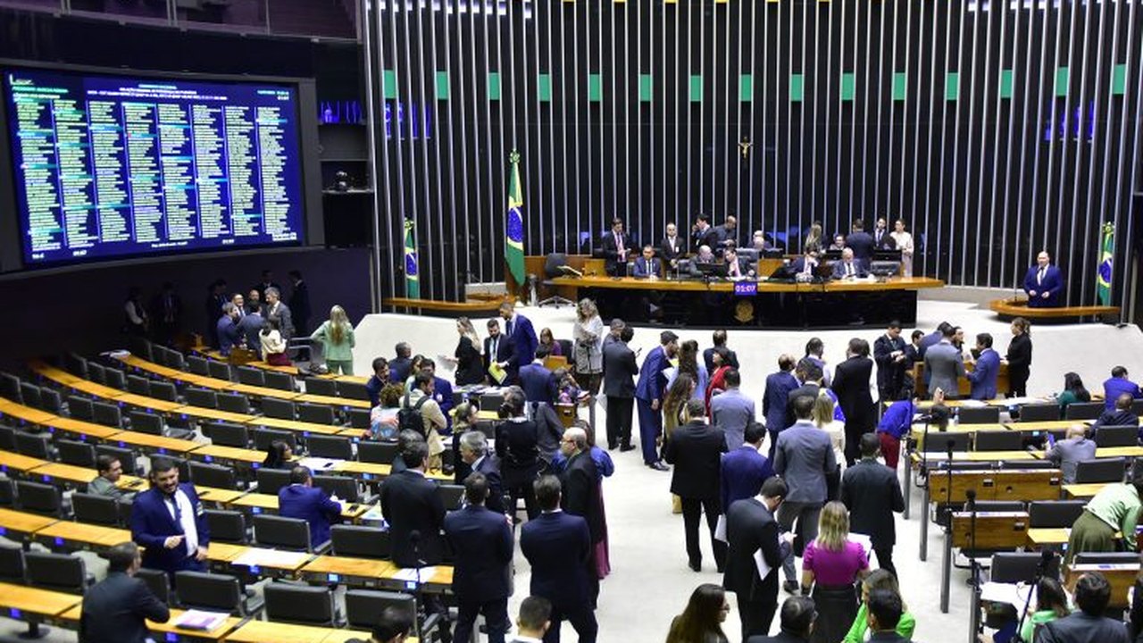 Menos um