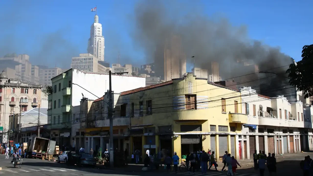 Incêndio em fábrica de amendoim em SP já dura mais de 36 horas
