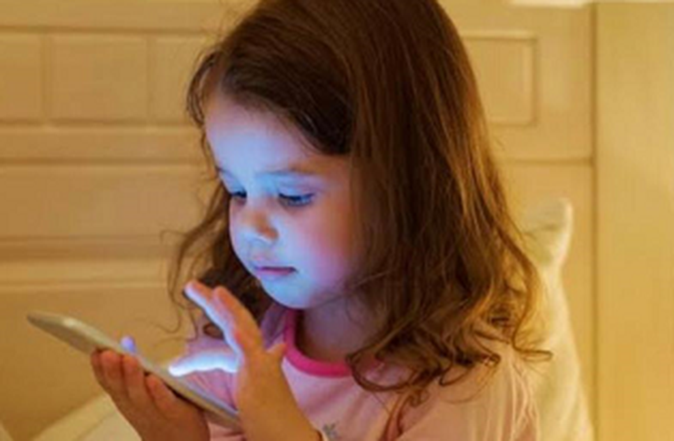 Oftalmologista alerta sobre o uso excessivo de dispositivos digitais e a saúde dos olhos