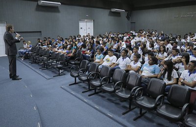300 estudantes de escolas públicas participam de palestra sobre a importância das eleições