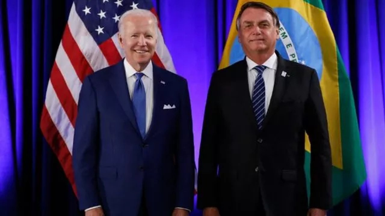 Após gelo, Bolsonaro e Biden dão meio abraço em foto na Cúpula das Américas
