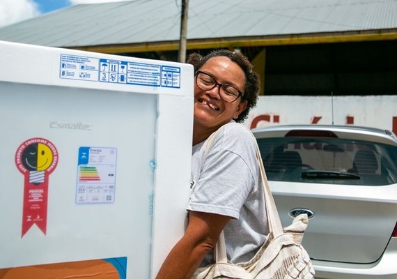 Equatorial beneficia clientes com geladeiras novas no povoado Penedinho