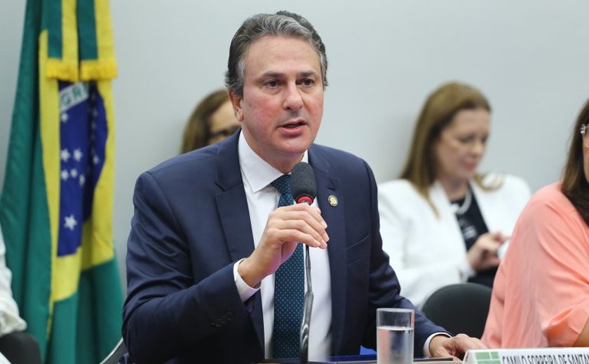 Mulher do ministro Camilo Santana é aprovada para cargo no TCE-CE com salário de R$ 39,7 mil