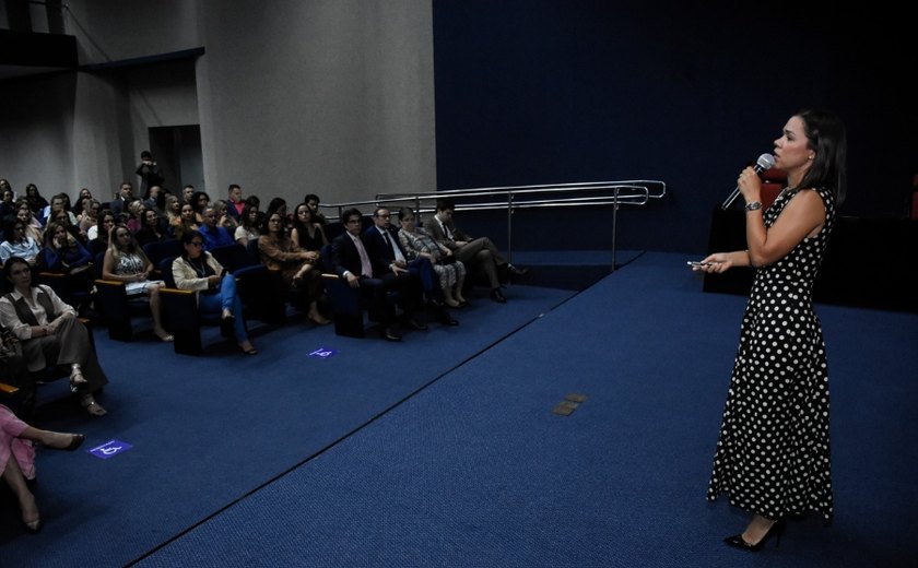 Eliana Acioly palestra sobre julgamento com perspectiva de gênero no TJSE