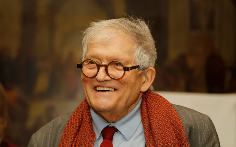 David Hockney, icônico artista britânico conhecido por suas paisagens coloridas e cenas de piscina, morre aos 88 anos.