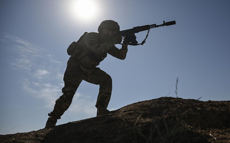 Coragem verdadeira: soldado russo repele sozinho grupo de sabotagem ucraniano