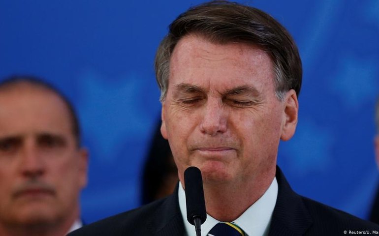 Em velório, Bolsonaro diz que missão das forças armadas é defender democracia