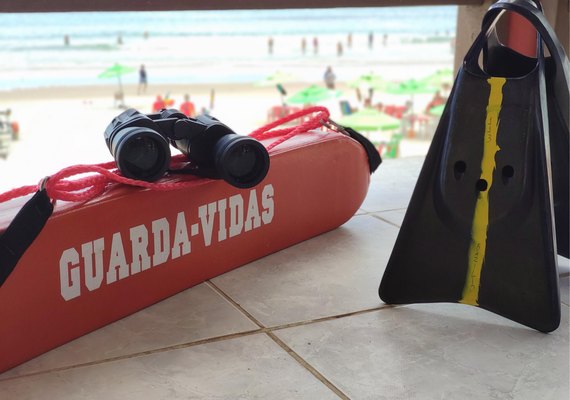 Quatros turistas são resgatados após se afogarem na Praia do Francês