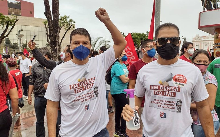 “Fora Bolsonaro” em Maceió tem expressiva participação mesmo com chuva