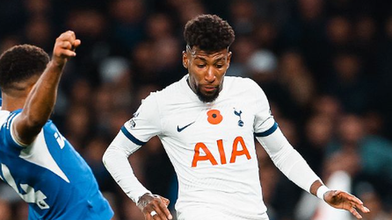 Tottenham tem dois expulsos, perde série invicta com goleada do Chelsea e o topo do Inglês