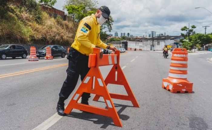 Via será liberada após a realização das obras. Via será liberada após a realização das obras.