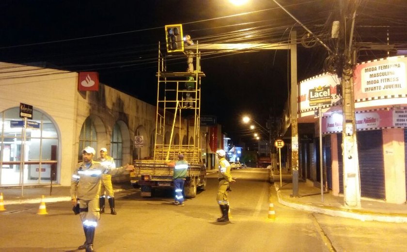 SMTT faz reparos em semáforos na região central de Arapiraca