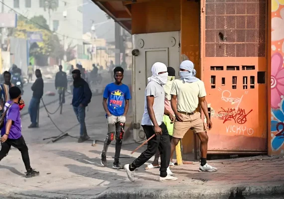 Fome aumenta no Haiti e ajuda humanitária diminui, enquanto gangues sufocam o país